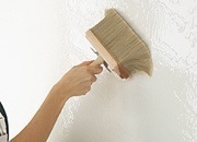 Nanesení penetrace a lepidla před tapetováním